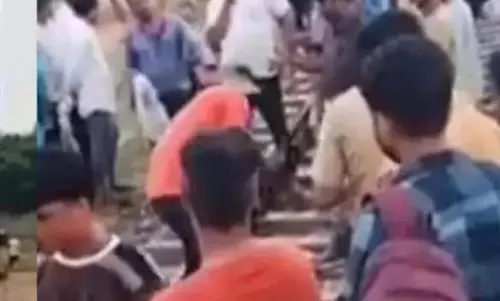 Up News: रेलवे ट्रैक ध्वस्त, बड़ी रेल दुर्घटना टली Up News: रेलवे ट्रैक ध्वस्त, बड़ी रेल दुर्घटना टली