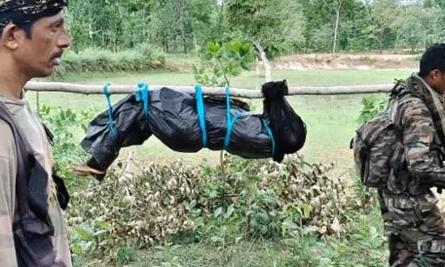 घने जंगली पहाड़ियों में मारी गई महिला नक्सली घने जंगली पहाड़ियों में मारी गई महिला नक्सली