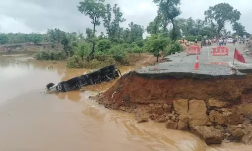 Latehar में बाढ़ जैसे हालात, पुलिया टूटी, ट्रक नदी में समाया, घरों को नुकसान