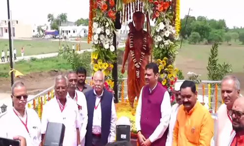महाराष्ट्र सीएम ने Jalgaon में खाज्याजी नाइक स्मारक का उद्घाटन किया
