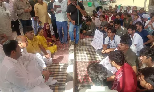 दुष्यंत चौटाला ने HAU के छात्रों का समर्थन किया, भाजपा पर जाति कार्ड खेलने का आरोप लगाया दुष्यंत चौटाला ने HAU के छात्रों का समर्थन किया, भाजपा पर जाति कार्ड खेलने का आरोप लगाया