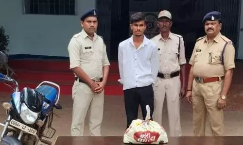 कुरुद पुलिस ने शराब सप्लाई कर रहे युवक को रंगे हाथों दबोचा कुरुद पुलिस ने शराब सप्लाई कर रहे युवक को रंगे हाथों दबोचा