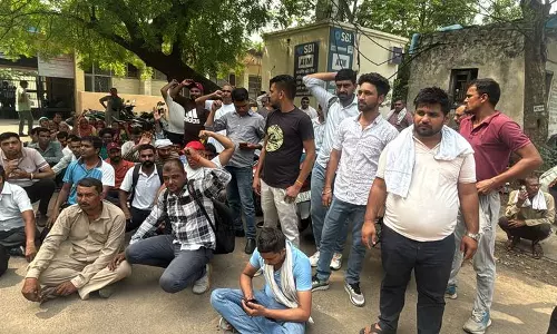 Haryana : आउटसोर्स कर्मचारियों को अदालत के आदेश के मद्देनजर हिरासत में लिया गया Haryana : आउटसोर्स कर्मचारियों को अदालत के आदेश के मद्देनजर हिरासत में लिया गया