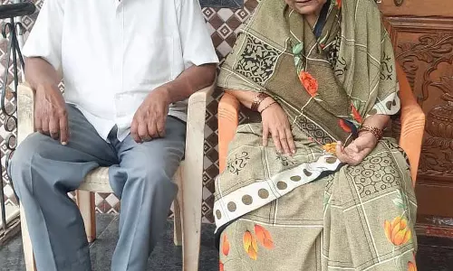 Karnataka : घर से निकाले गए बच्चों के लिए दंपत्ति 17 साल से न्याय की मांग कर रहे Karnataka : घर से निकाले गए बच्चों के लिए दंपत्ति 17 साल से न्याय की मांग कर रहे