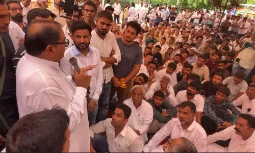 अभय चौटाला ने FIR वापस लेने और आरोपी कर्मचारियों की गिरफ्तारी की मांग की अभय चौटाला ने FIR वापस लेने और आरोपी कर्मचारियों की गिरफ्तारी की मांग की