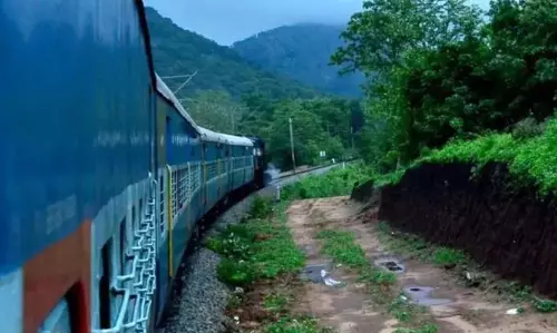 एर्नाकुलम-बेंगलुरु इंटरसिटी एक्सप्रेस को तेज और सुरक्षित रेल यात्रा के लिए LHB कोच में अपग्रेड किया एर्नाकुलम-बेंगलुरु इंटरसिटी एक्सप्रेस को तेज और सुरक्षित रेल यात्रा के लिए LHB कोच में अपग्रेड किया