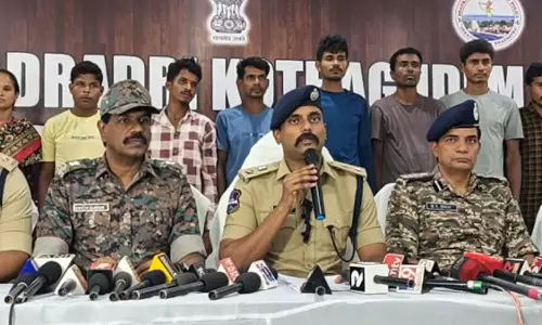 दर्जनभर नक्सलियों ने एक साथ डाले हथियार