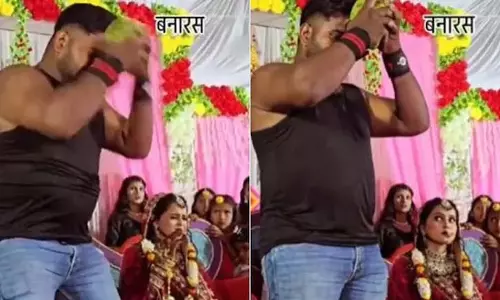 पहलवान ने दूल्हा-दुल्हन के सामने इस अंदाज में फोड़ा नारियल, जमकर वायरल हुआ VIDEO