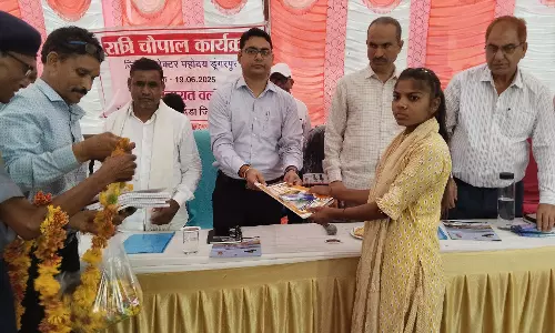 Dungarpur: रात्रि चौपाल में कलेक्टर ने सुनी जन समस्याएं, छात्राओं का किया सम्मान