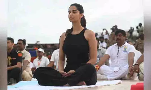 LB Stadium में योग करने के लिए बड़ी संख्या में लोग जुटे