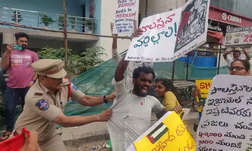 Hyderabad में अमेरिकी वाणिज्य दूतावास के बाहर फिलिस्तीन समर्थक प्रदर्शनकारियों को हिरासत में लिया