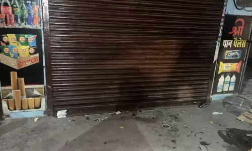 पान पैलेस की 5 दुकानों को रायपुर पुलिस ने किया सील पान पैलेस की 5 दुकानों को रायपुर पुलिस ने किया सील