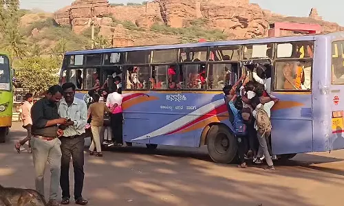 Badami: छात्रों को बस में चढ़ने के लिए संघर्ष करना पड़ा