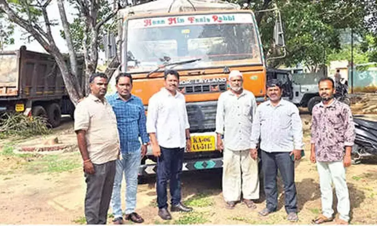 Andhra: सतर्कता अधिकारियों ने पीडीएस चावल के अवैध परिवहन को जब्त किया Andhra: सतर्कता अधिकारियों ने पीडीएस चावल के अवैध परिवहन को जब्त किया