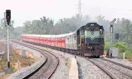 Hyderabad: दक्षिण मध्य रेलवे भीड़ को कम करने के लिए विशेष ट्रेनें चलाएगा
