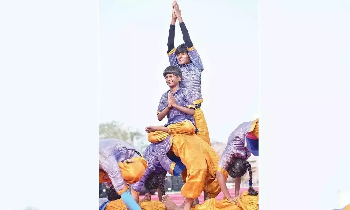 Andhra: मेगा योग प्रदर्शन आंखों के लिए एक दावत