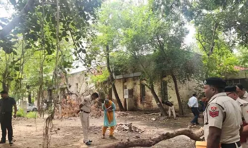 पुलिस में तैनात सब इंस्पेक्टर ने की खुदकुशी, मोर्चरी हाउस के सामने गोली मारी पुलिस में तैनात सब इंस्पेक्टर ने की खुदकुशी, मोर्चरी हाउस के सामने गोली मारी