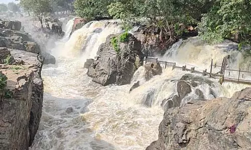 Hogenakkal: उत्साह का माहौल झरनों में नहाना प्रतिबंधित Hogenakkal: उत्साह का माहौल झरनों में नहाना प्रतिबंधित