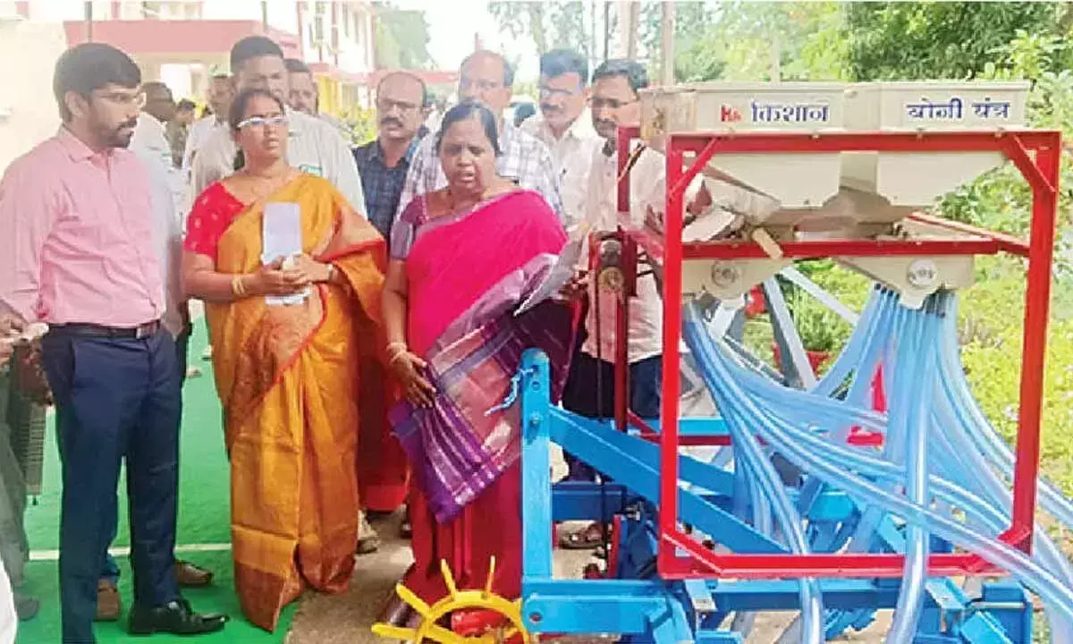 Andhra: सरकार कृषि मशीनीकरण को बढ़ावा देने को उत्सुक Andhra: सरकार कृषि मशीनीकरण को बढ़ावा देने को उत्सुक
