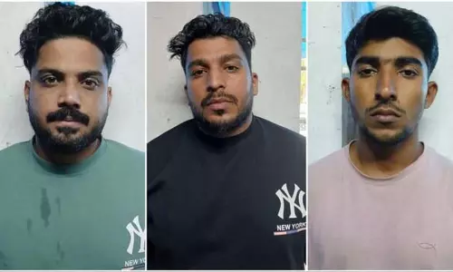 Kerala : महिला की आत्महत्या, परिवार ने नोट में नाम लिए लोगों का किया बचाव Kerala : महिला की आत्महत्या, परिवार ने नोट में नाम लिए लोगों का किया बचाव