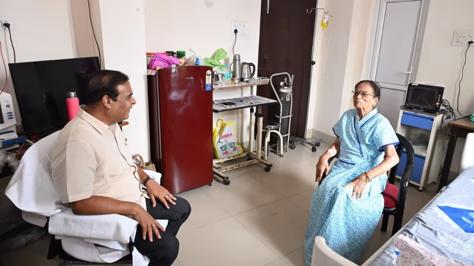 हिमंत ने GMCH में बीमार पूर्व केंद्रीय मंत्री बिजोया चक्रवर्ती से मुलाकात की हिमंत ने GMCH में बीमार पूर्व केंद्रीय मंत्री बिजोया चक्रवर्ती से मुलाकात की