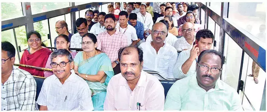 Andhra: योगांध्र के लिए बसों का ट्रायल रन Andhra: योगांध्र के लिए बसों का ट्रायल रन