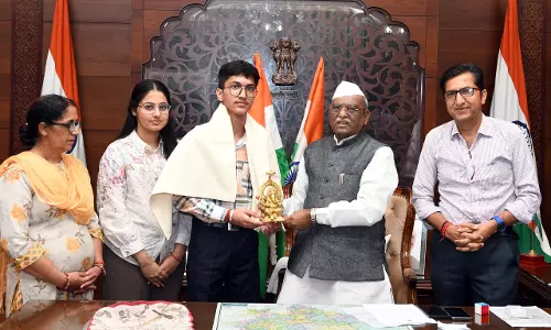 Jaipur: नीट 2025 परीक्षा में भारत में प्रथम रहने वाले महेश कुमार ने की राज्यपाल से मुलाकात