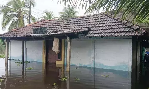 Kerala : पुन्नयूर और चावक्कड़ में जलभराव, बिस्तर पर पड़े मरीज भी परेशान Kerala : पुन्नयूर और चावक्कड़ में जलभराव, बिस्तर पर पड़े मरीज भी परेशान