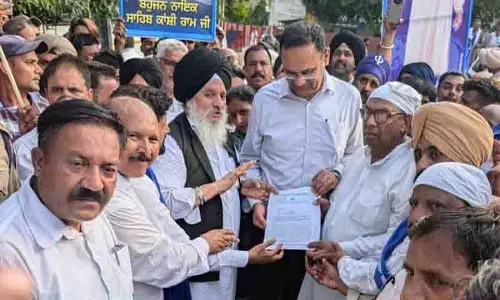 अंबेडकर प्रतिमा तोड़े जाने के विरोध में BSP ने किया प्रदर्शन अंबेडकर प्रतिमा तोड़े जाने के विरोध में BSP ने किया प्रदर्शन