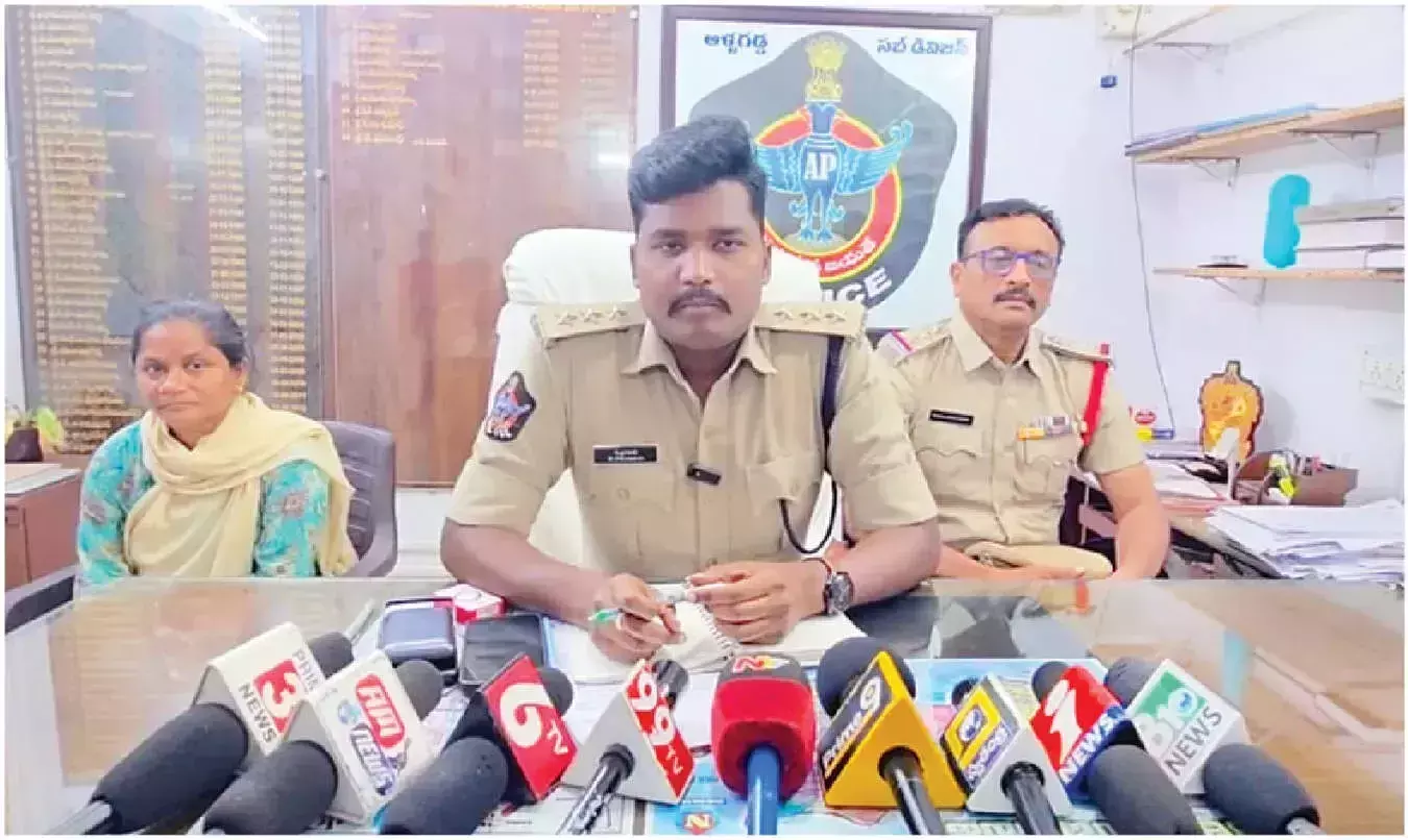 Andhra: नांदयाल पुलिस ने मस्कट में फंसी महिला को बचाया Andhra: नांदयाल पुलिस ने मस्कट में फंसी महिला को बचाया