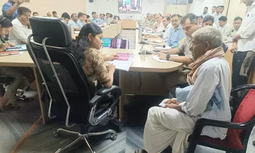 Alwar: जिला स्तरीय जनसुनवाई में उठीं जन समस्याएं, अधिकारियों को मिली कार्रवाई की हिदायत