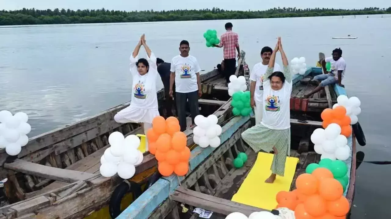 Andhra: विजयवाड़ा में नावों पर योगाभ्यास ने विश्व रिकॉर्ड बनाया Andhra: विजयवाड़ा में नावों पर योगाभ्यास ने विश्व रिकॉर्ड बनाया