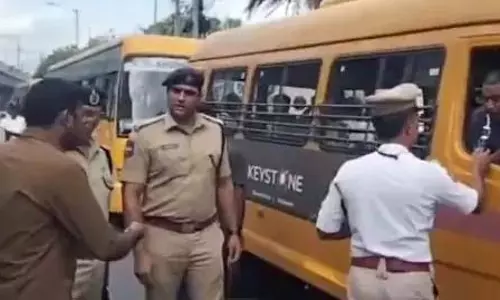 Telangana: स्कूल बस ड्राइवर के नशे में पकड़े जाने पर अभिभावक चिंतित Telangana: स्कूल बस ड्राइवर के नशे में पकड़े जाने पर अभिभावक चिंतित