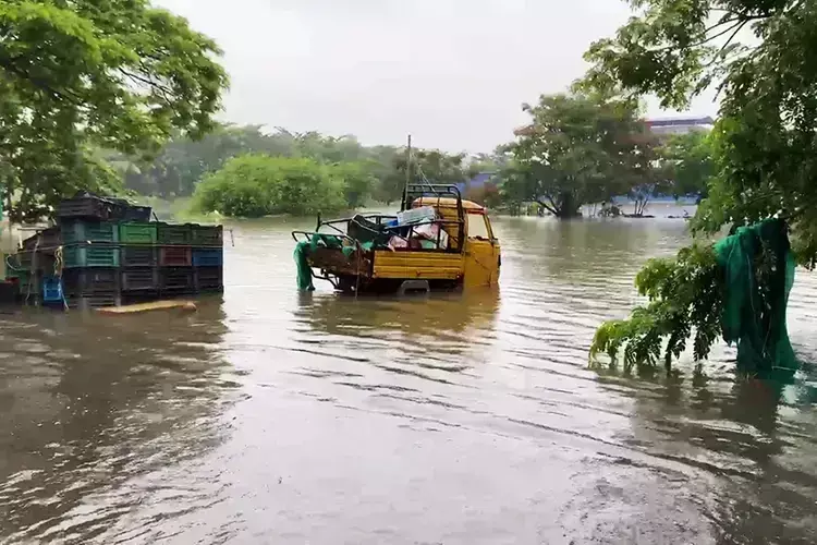Kerala  बाढ़ अलर्ट भारी बारिश की चेतावनी के बीच मणिमाला, करुवन्नूर नदियों का जलस्तर खतरनाक स्तर पर