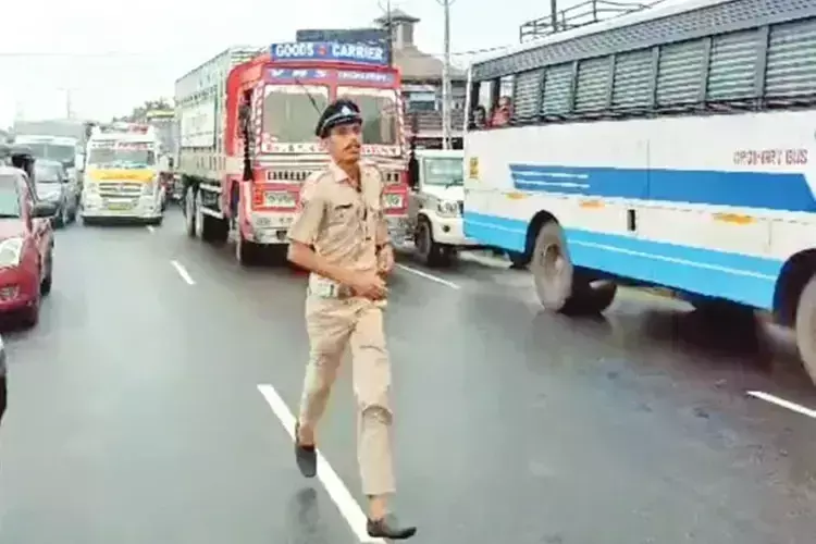 Kerala  पुलिस कांस्टेबल के निस्वार्थ कार्य की ऑनलाइन प्रशंसा हो रही