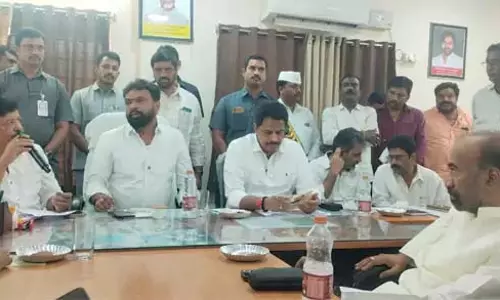 Visakhapatnam : मंत्रियों ने गजुवाका में योग दिवस की तैयारियों की समीक्षा की