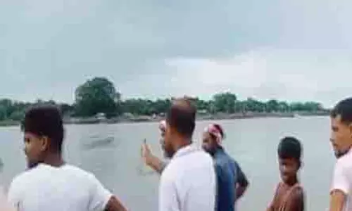 Brahmaputra में नाव पलटने से 3 लोग लापता, तलाशी अभियान जारी