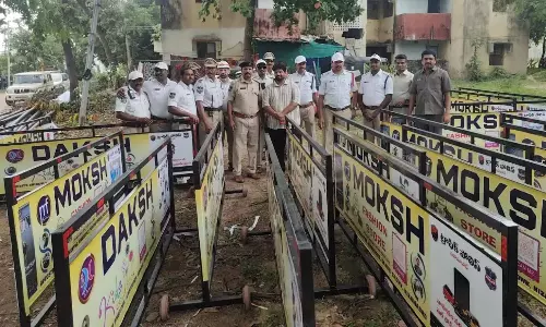 Telangana: ट्रैफिक पुलिस को 20 बैरिकेड्स उपहार में दिए