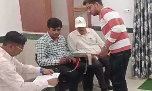 धमकी देकर रिश्वत ले रहा था बिजली अफसर, गिरफ्तार धमकी देकर रिश्वत ले रहा था बिजली अफसर, गिरफ्तार