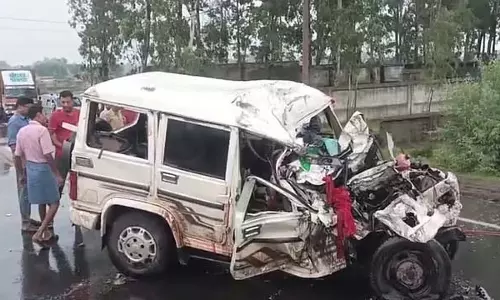 बोलेरो-ट्रक की आमने-सामने की टक्कर: भीषण हादसे में 9 लोगों की मौत