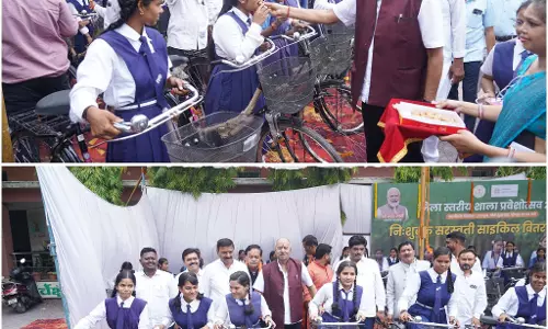 सांसद बृजमोहन ने JR दानी स्कूल के विद्यार्थियों को गणवेश और साइकिल वितरित की