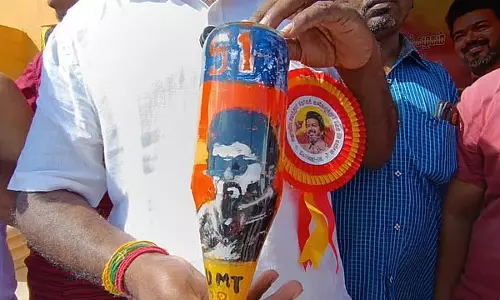 Tamil Nadu : कांच की बोतल के अंदर विजय की पेंटिंग Tamil Nadu : कांच की बोतल के अंदर विजय की पेंटिंग