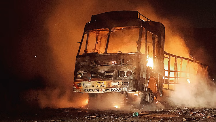 Chandil: चलती ट्रक में लगी आग, धू-धूकर जला लाखों का रंग