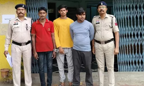 तेलीबांधा में तीन ठेला संचालक गिरफ्तार