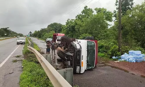 GOA: पेरनेम सरकारी कॉलेज के पास शीतल पेय वितरण वाहन पलटा