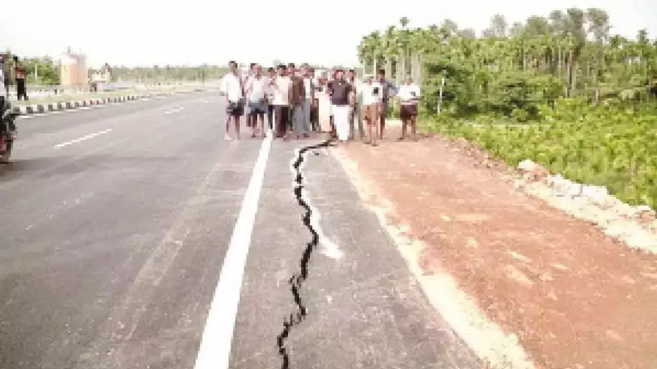 Karnataka: उद्घाटन के एक महीने के भीतर ही राष्ट्रीय राजमार्ग में दरार आ गई
