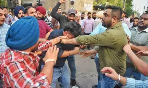 Ludhiana: फर्जी मतदान को लेकर अकाली और आप कार्यकर्ताओं में झड़प Ludhiana: फर्जी मतदान को लेकर अकाली और आप कार्यकर्ताओं में झड़प