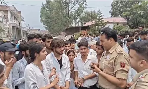 JU के पांचवें सेमेस्टर के प्रवेश मानदंडों के खिलाफ छात्रों का विरोध प्रदर्शन