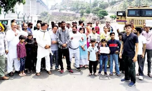 Jammu: कोरी ब्रिज के पास वंदे भारत स्टेशन के लिए स्थानीय लोगों का विरोध प्रदर्शन Jammu: कोरी ब्रिज के पास वंदे भारत स्टेशन के लिए स्थानीय लोगों का विरोध प्रदर्शन