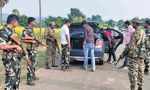 माओवादी प्रभावित इलाकों में बंद.. सुरक्षाबल व्यापक जांच कर रहे हैं माओवादी प्रभावित इलाकों में बंद.. सुरक्षाबल व्यापक जांच कर रहे हैं